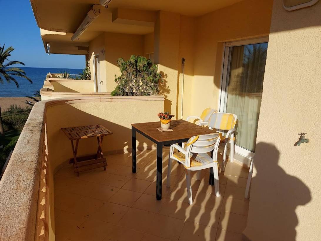 Estupendo Apartamento En Primera Linea De Playa Y Con Vistas Al Mar Denia Dış mekan fotoğraf